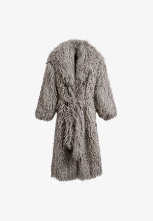 Grå pelsoverhæng med en shaggy tekstur, lange ærmer og et bånd i taljen. Har en bred krave og knælang design.