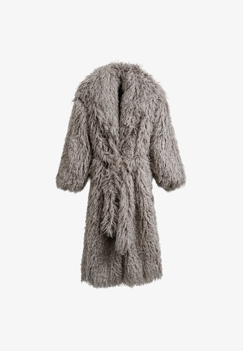 Grå pelsoverhæng med en shaggy tekstur, lange ærmer og et bånd i taljen. Har en bred krave og knælang design.