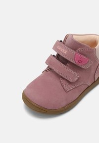 Geox MACCHIA GIRL - Lauflernschuh - dark pink