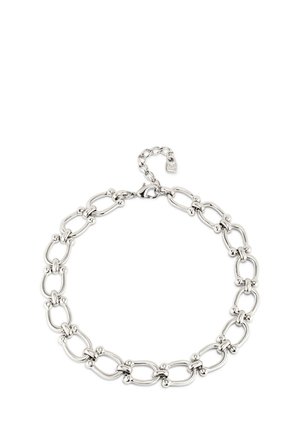 Collar de cadena de plata que presenta eslabones ovalados y redondeados, con pequeños acentos esféricos y cierre de langosta.