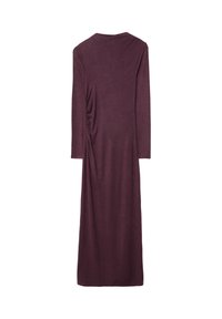 Dlhý rukáv, priliehavé šaty v tmavofialovej látke s detailom na bočnom zberaní. Hladká textura a dĺžka po členky. Jednoduchý, zaoblený výstrih.