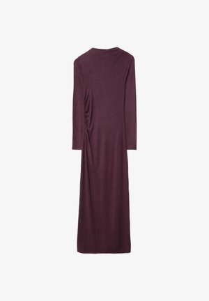 Dolga, prilegajoča obleka iz temno vijolične tkanine z bočnim nagubanjem. Gladka tekstura in dolžina do gležnjev. Preprost, okrogel izrez.