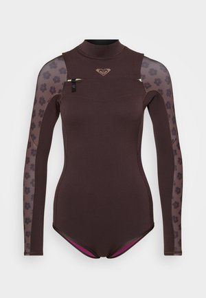 Brauner Neoprenanzug mit langen, gemusterten Mesh-Ärmeln. Hat einen hohen Kragen, ein dezentes Logo auf der Brust und pinke Akzente an den Beinöffnungen.