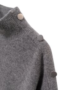 Maglione grigio in lana con un colletto alto, caratterizzato da quattro bottoni argentati lungo la spalla. Texture morbida con dettagli a maglia a coste.