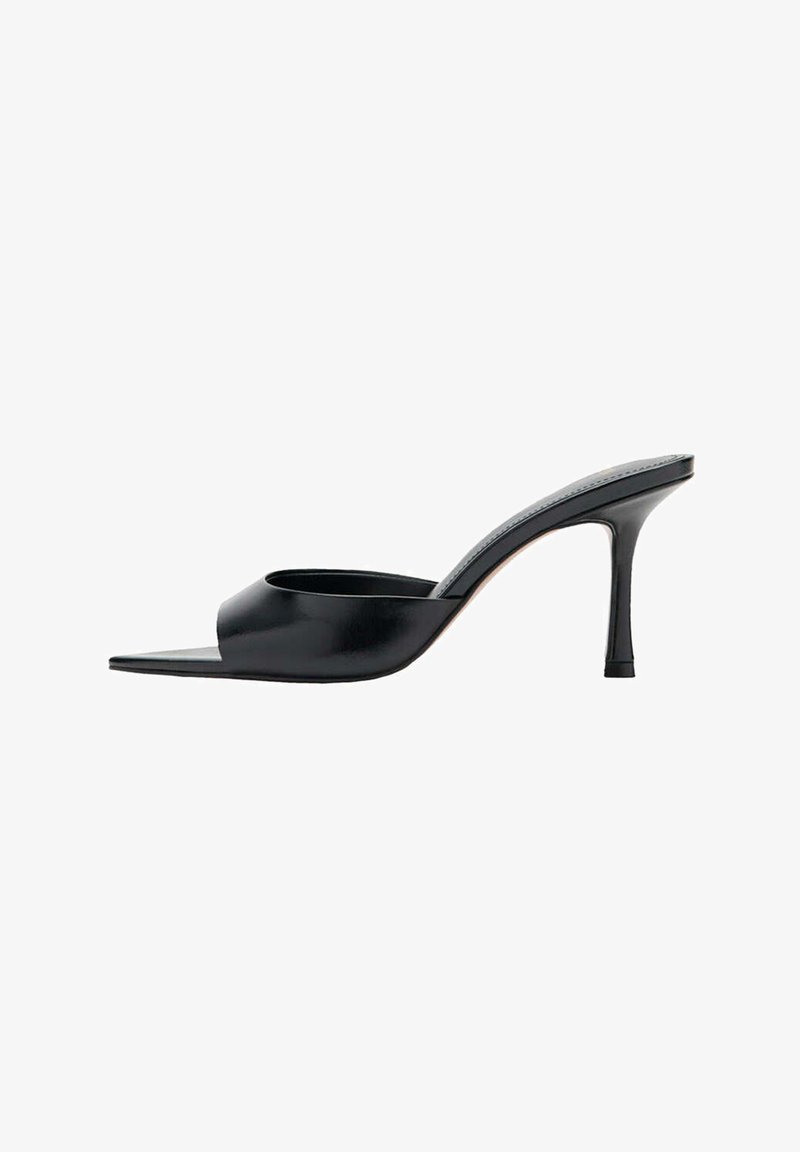 Mule noire à bout ouvert avec un talon haut stilettos fin et une large bride unique à l'avant.