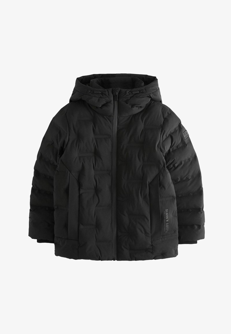 Sort polstret vinterjakke med hætte, frontlynlås, sidelommer og subtile trykte detaljer på ærmet og nederste front.