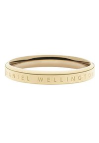 Bracciale in oro con una finitura liscia, caratterizzato da un'incisione in rilievo "DANIEL WELLINGTON" lungo il bordo esterno.