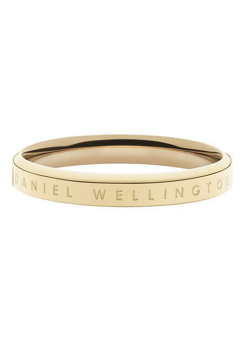 Bracciale in oro con una finitura liscia, caratterizzato da un'incisione in rilievo "DANIEL WELLINGTON" lungo il bordo esterno.