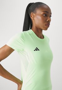 adidas Performance ADIZERO TEE - Spordi T-särk - green spark