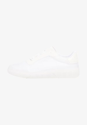 Scarpa da ginnastica atletica bianca con tomaia sintetica liscia, collarino imbottito, chiusura con lacci e suola traslucida per ammortizzazione e flessibilità.