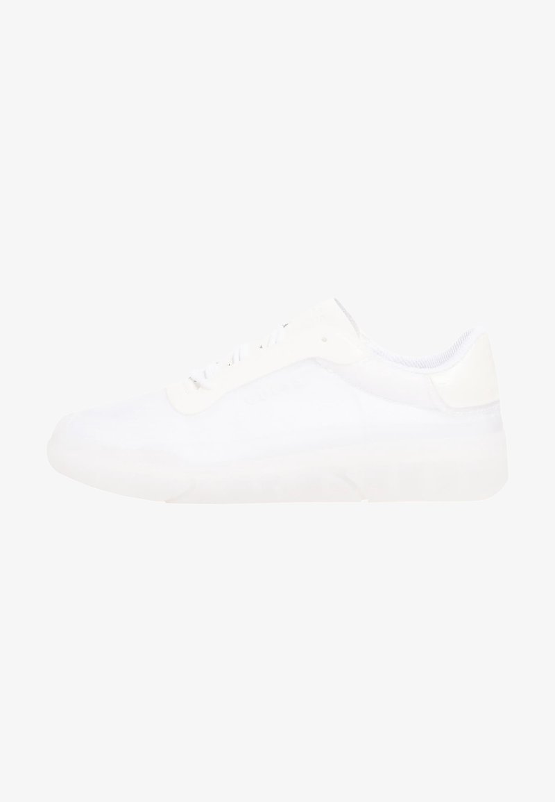 Baskets de sport blanches avec une tige synthétique lisse, un col rembourré, une fermeture à lacets et une semelle translucide offrant amorti et flexibilité.