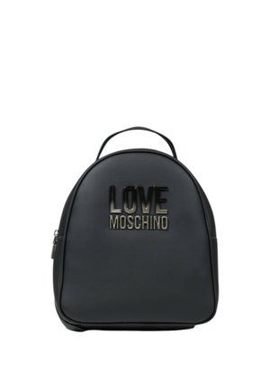 Zaino in finta pelle nera con forma arrotondata, caratterizzato da un logo in rilievo "LOVE MOSCHINO" sul davanti in lettere metalliche lucide.