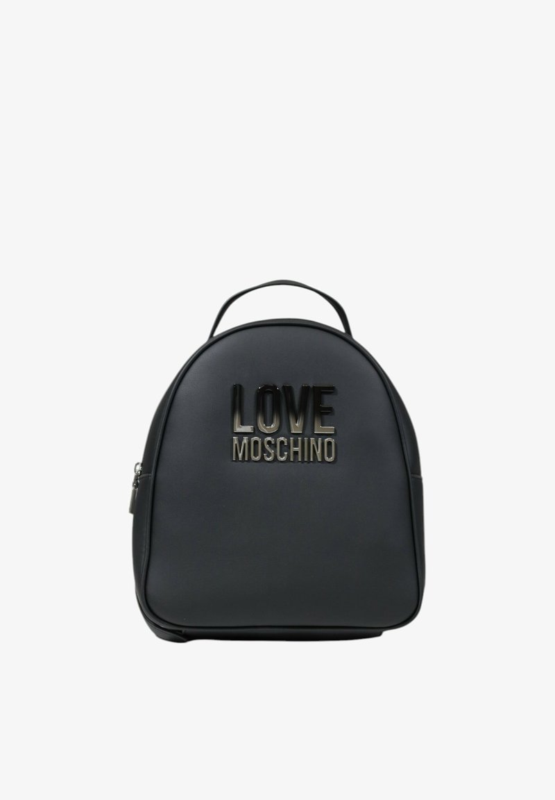 Sac à dos en simili cuir noir, de forme arrondie, avec un logo en relief à l'avant "LOVE MOSCHINO" en lettres métalliques brillantes.