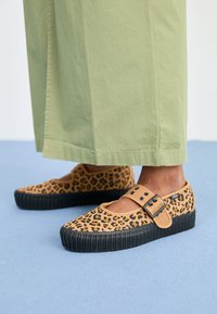 Nem kiválasztott, black/brown