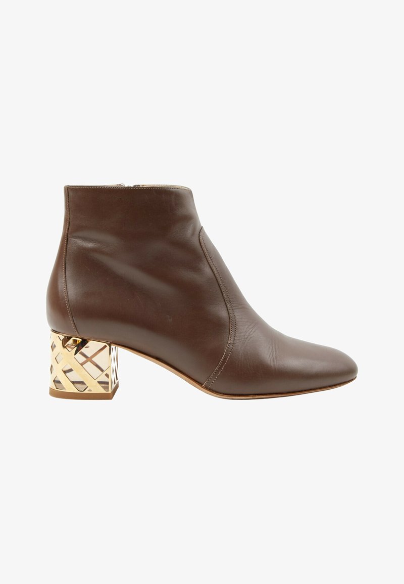 Bottine en cuir marron avec un talon bloc doré géométrique et une fermeture éclair latérale.