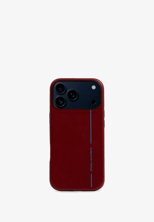 Funda de teléfono de cuero rojo con textura suave, que cuenta con tres aberturas para cámara, una línea de acento azul y un logo en el lateral.