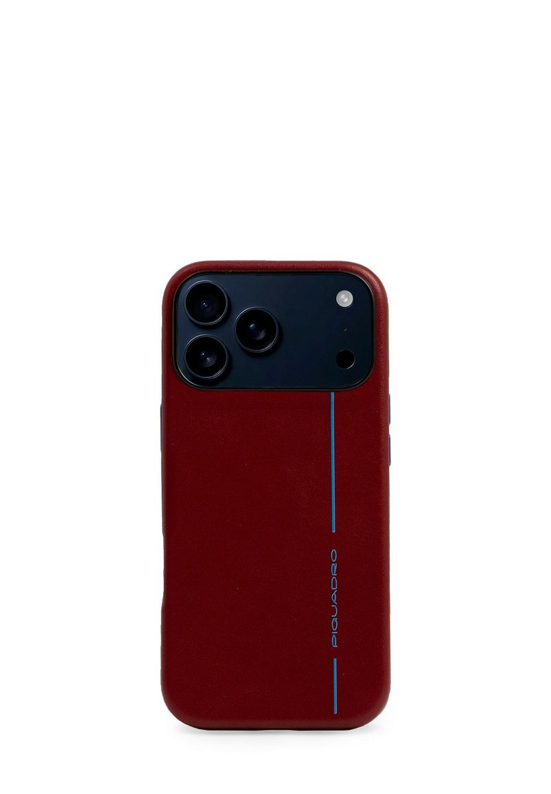 Rode leren telefoonhoes met een gladde textuur, voorzien van drie uitsparingen voor de camera, een blauwe accentenlijn en logo aan de zijkant.