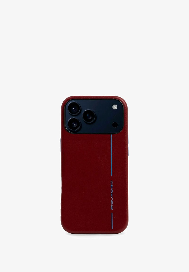 Rode leren telefoonhoes met een gladde textuur, voorzien van drie uitsparingen voor de camera, een blauwe accentenlijn en logo aan de zijkant.