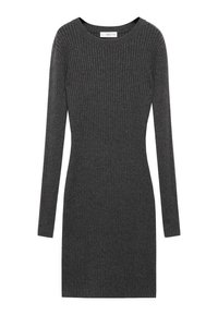 Robe tricotée gris foncé avec des manches longues, texture côtelée, col rond et silhouette ajustée pour une apparence épurée.
