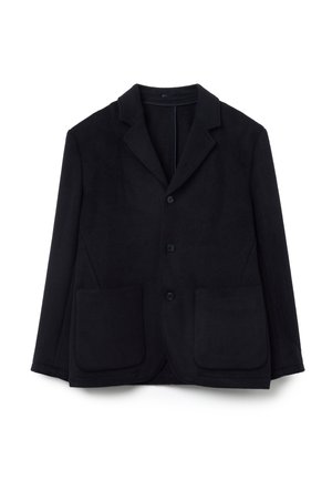 Schwarzer Wollblazer mit Revers, drei vorderen Knöpfen und zwei großen aufgesetzten Taschen, vor einem weißen Hintergrund präsentiert.