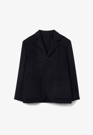 Schwarzer Wollblazer mit Revers, drei vorderen Knöpfen und zwei großen aufgesetzten Taschen, vor einem weißen Hintergrund präsentiert.