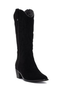 Botas de cowboy de ante negro con puntera afilada, patrón floral bordado, tacón medio y parte superior curvada. Forro interior suave para mayor comodidad.