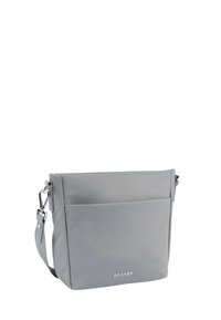 Borsa a tracolla sintetica grigia con tasca frontale, tracolla regolabile e accessori in argento. Presenta il logo sul fronte. Design pulito e minimalista.