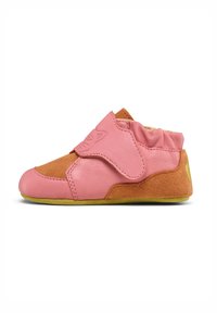 Scarpa in pelle per bambini, di colore rosa e marrone, con cinturino in velcro, punta arrotondata, morbida fodera interna e suola in gomma verde. Presenta un design con il volto di un gatto.