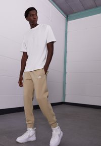 Não selecionado, limestone/white