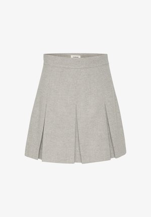 Sivá plisovaná sukňa vyrobená z textúrovaného materiálu, s užším pásom a jemným vzorom po celom povrchu.