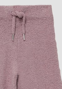 Lila Frottee-Sweatpants mit einem elastischen Bund und einem Kordelzug, silbernen Metallösen und einer weichen strukturierten Oberfläche.