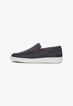 Marine suede instappers met een witte rubberen zool, voorzien van decoratieve stiksels en een gladde textuur, ontworpen voor comfort en gemak.