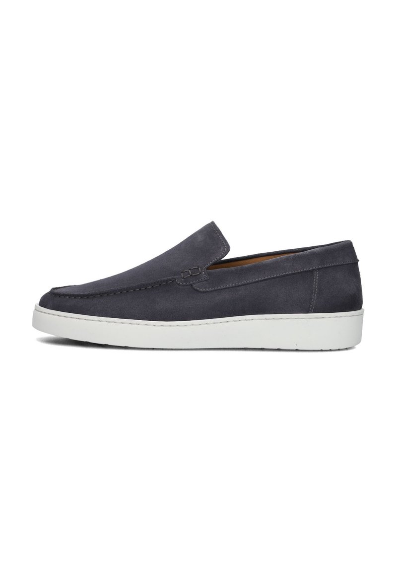 Marine suede instappers met een witte rubberen zool, voorzien van decoratieve stiksels en een gladde textuur, ontworpen voor comfort en gemak.