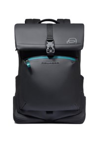 Zwarte rugzak gemaakt van gladde stof met een omslagklep, verstelbare riemen en een turquoise ritsvak aan de voorkant. Piquadro-logo zichtbaar.