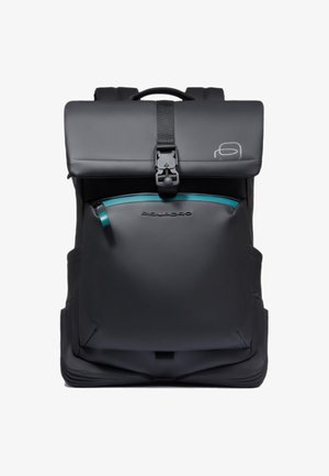 Sac à dos noir en tissu lisse avec rabat à plis, bretelles réglables et une poche avant zippée turquoise. Logo Piquadro visible.