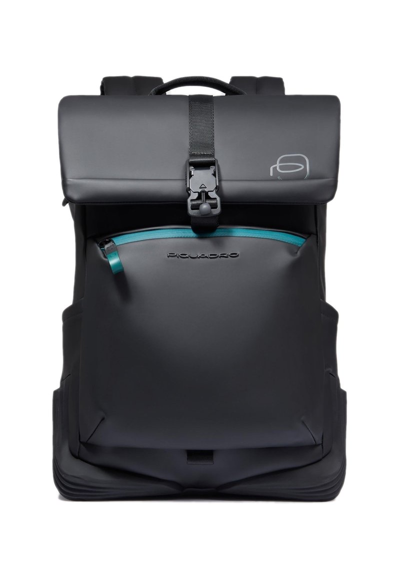 Zwarte rugzak gemaakt van gladde stof met een omslagklep, verstelbare riemen en een turquoise ritsvak aan de voorkant. Piquadro-logo zichtbaar.