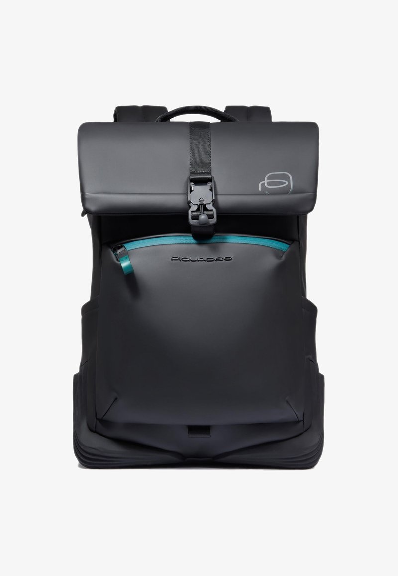Zwarte rugzak gemaakt van gladde stof met een omslagklep, verstelbare riemen en een turquoise ritsvak aan de voorkant. Piquadro-logo zichtbaar.