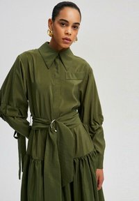 Touché Privé BALLOON SLEEVE WITH BELTED WAIST - Maksi garuma kleita - khaki