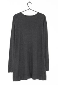 Tummanharmaa pitkähihainen neulepusero pyöreällä pääntiellä. Valmistettu pehmeästä kankaasta, jossa on väljä istuvuus ja hieman kaartuva helma.