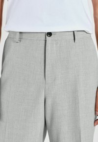 Next MOTIONFLEX  - Chino-püksid - light grey