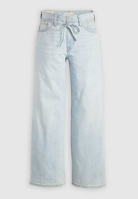 Vaqueros de pierna ancha de cintura alta en color azul claro, con botón frontal, cremallera, presillas para cinturón, bolsillos y cordón atado en la cintura.