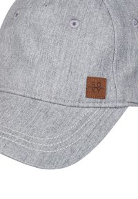 Casquette de baseball en tissu gris clair avec une visière incurvée et un petit patch carré marron portant l'inscription "ROXY" sur le côté avant.