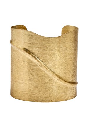 Szeroka złota bransoleta mankietowa o szczotkowanej fakturze z przecinającym ją ukośnym wypukłym detalem.