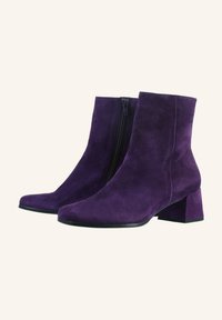 Bottines en daim violet avec talons blocs et fermetures éclair latérales, conçues pour femmes, présentées en vue latérale sur un fond uni.