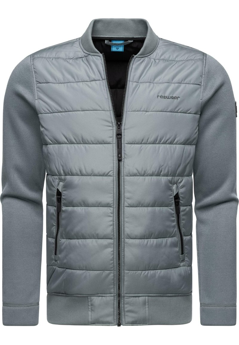 Šedá bomber bunda s prešitým predným dielom, rebrovanými manžetami a golierom. Obsahuje zipsové vrecká a plný predný zips. Hladká textúra látky.