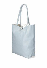 Lichtblauwe leren shopper met twee lange handvatten, een zachte textuur, trekkoordsluiting en een zachte binnenvoering.