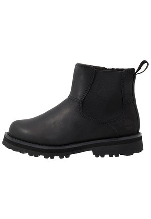 Stivale alla caviglia in pelle nera con pannelli laterali elastici, suola in gomma texturizzata e cuciture rinforzate lungo i bordi. Completato con una linguetta sul retro.