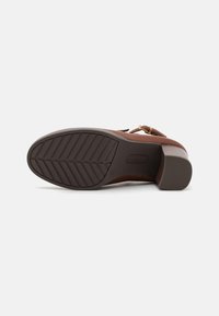 Anna Field Wide Fit Apavi ar platformu un papēžiem - cognac