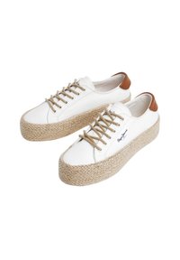 Hvite lerrets-sneakers med en vevd jute-plattform, brune lærdetaljer på hælen og beige snøring. Enkelt design, flat såle.