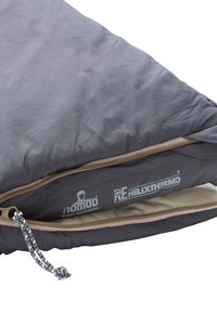 Donkergrijs slaapzak met een contrasterende beige binnenkant, voorzien van een gouden rits en kleurrijke trekkoord, gelabeld met merk- en materiaaldetails.